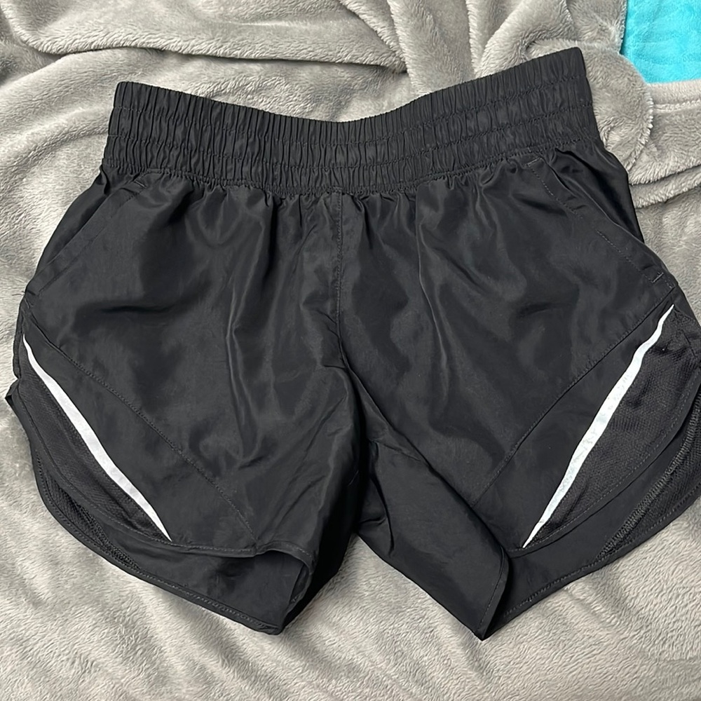 Black athletic shorts good for running and working out in! Has pockets